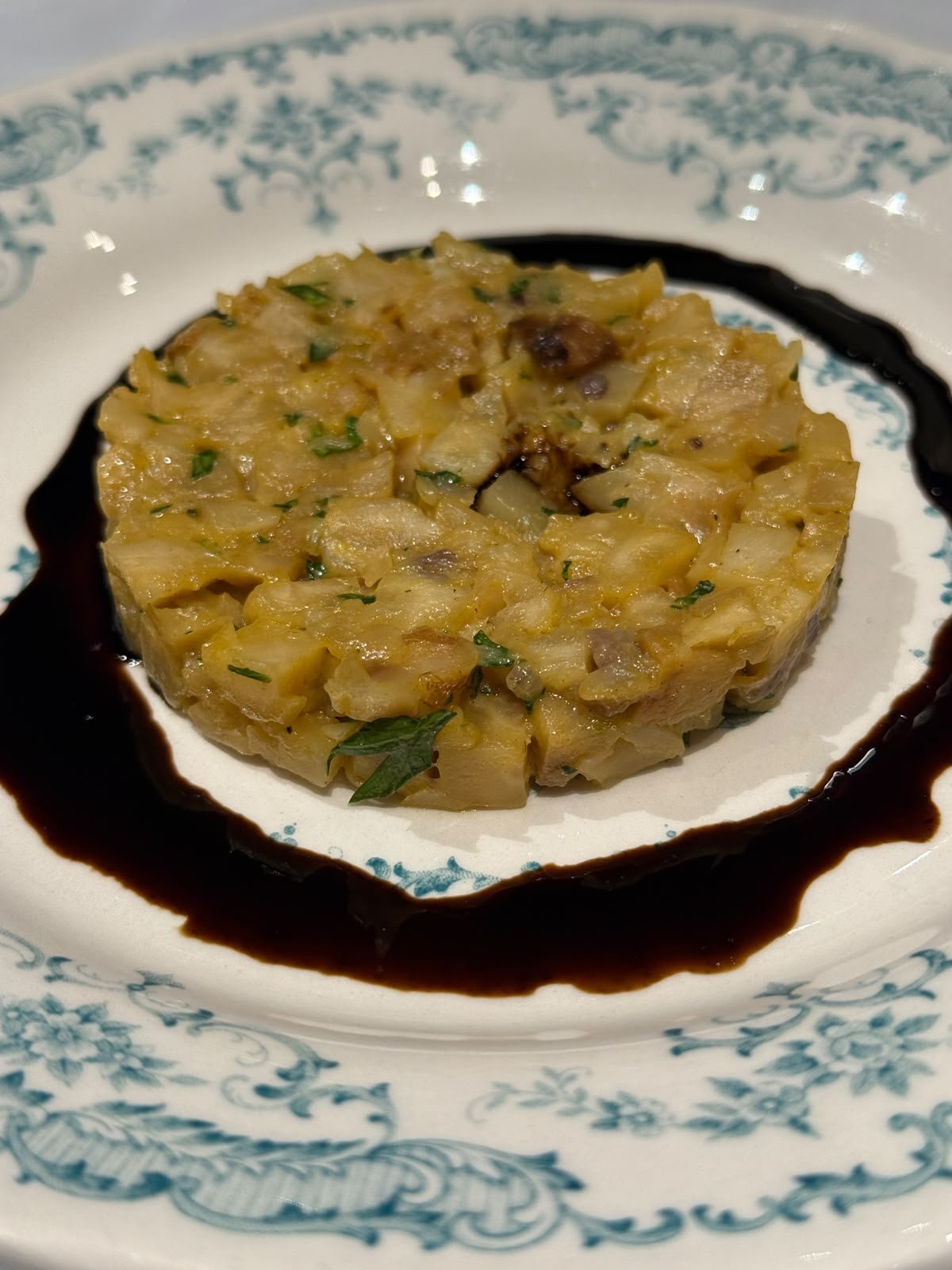 Tartare dorata con erbe fresche e riduzione di aceto balsamico