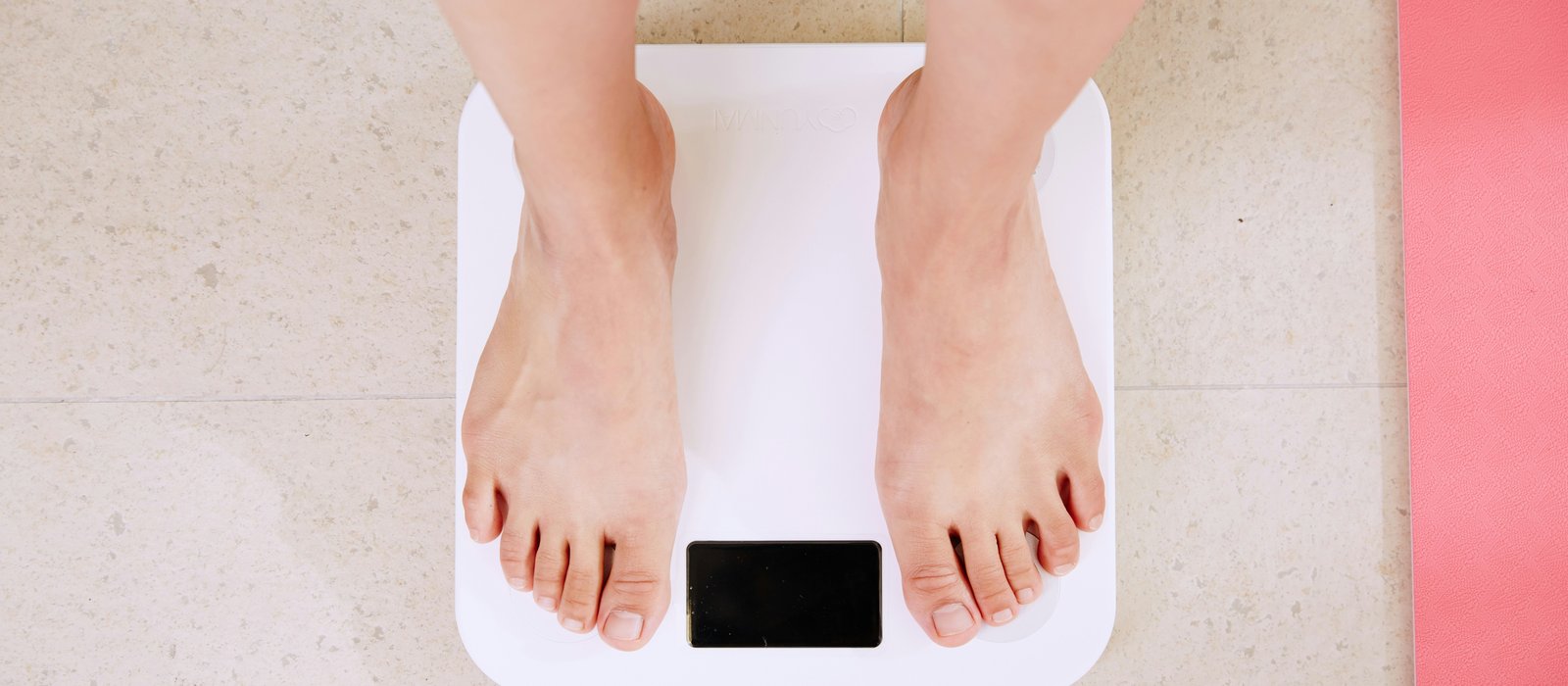Piedi su una bilancia digitale durante una pesata